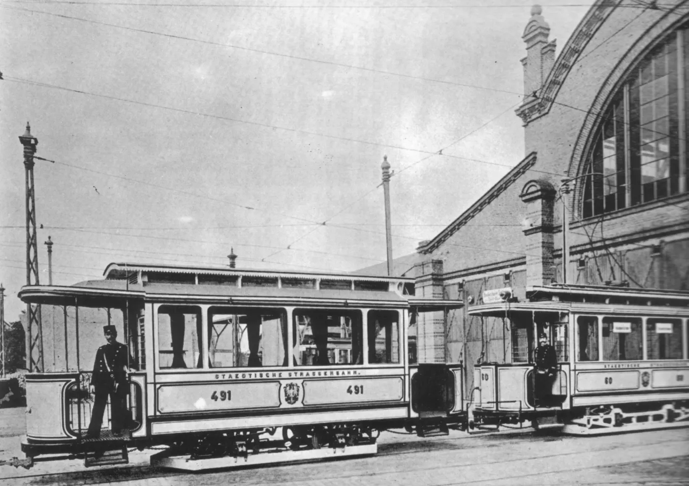 Hero Bild Straßenbahn vor dem Bockenheimer Depot, Frankfurt am Main, 1900. Bildautor unbekannt.