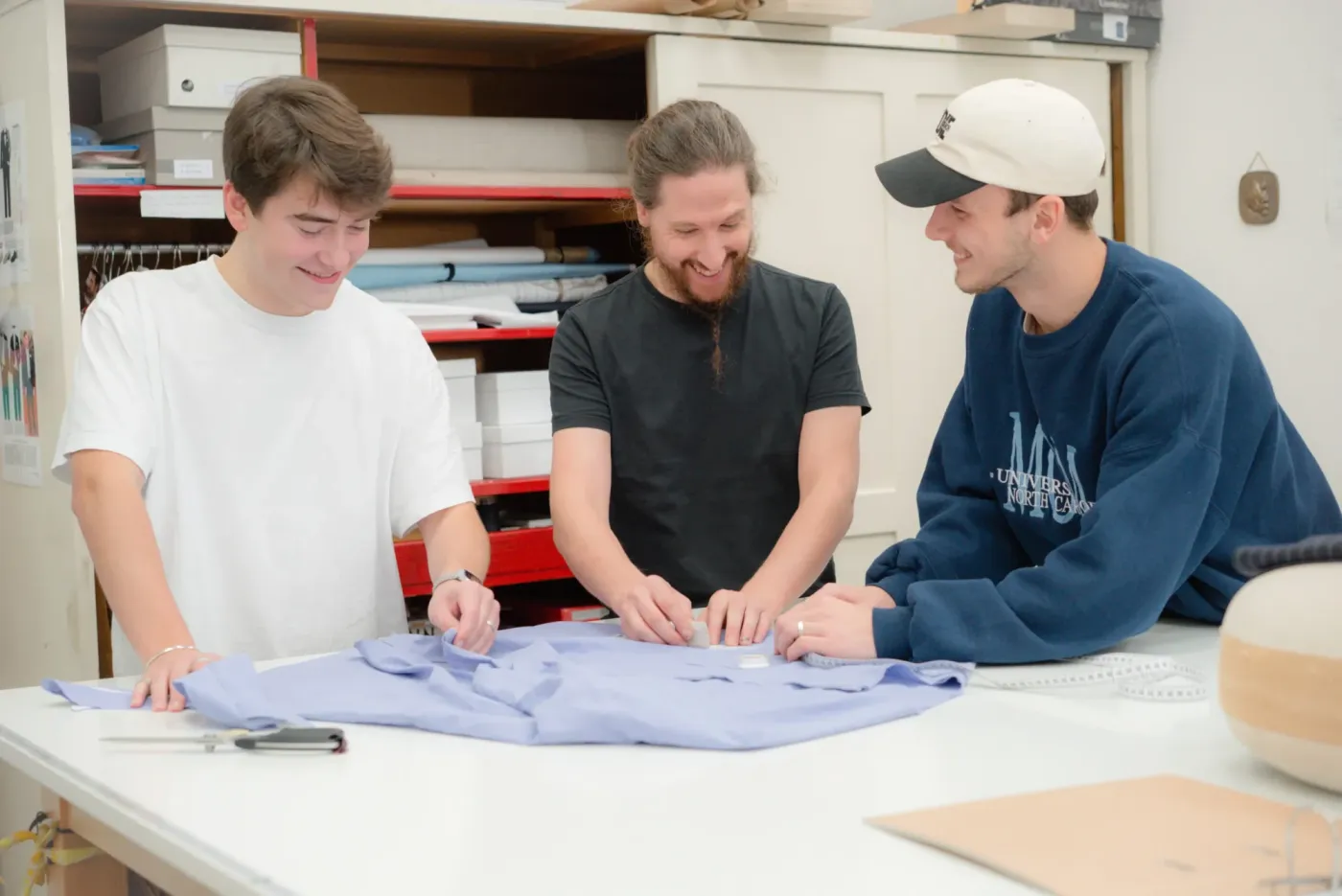 Hero Bild Luis B., Benjamin R. und Loris R. (v.l.), haben im September ihre Ausbildung zum Maßschneider Fachrichtung Herren an den Städtischen Bühnen begonnen. © Anne-Marie Antwerpen