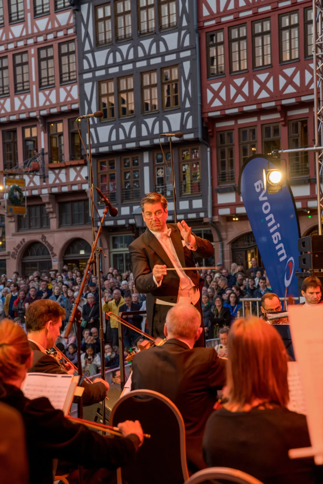 Bildunterschruft: Auch Generalmusikdirektor Sebastian Weigle wurde mit einem Mikrofon augestattet. © #visitfrankfurt Holger Ullmann