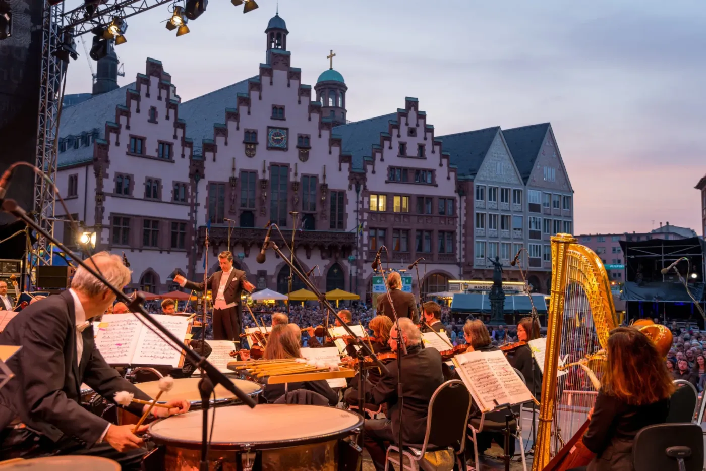 Hero Bild Frankfurt_Paulskirchenfest-2023_Oper-Frankfurt_DSC_6460_©visitfrankfurt_Holger_Ullmann