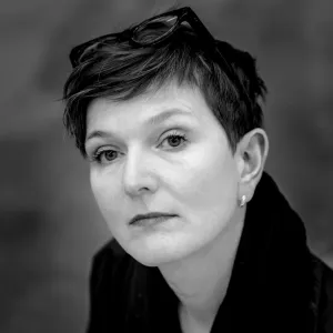 MACBETH-KOST&Uuml;MBILDNERIN DOEY L&Uuml;THI IM PORTR&Auml;T